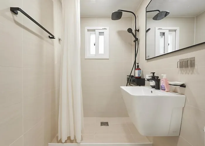 Newly Built, Quiet 2br, 10min Walk To Stn Appartement