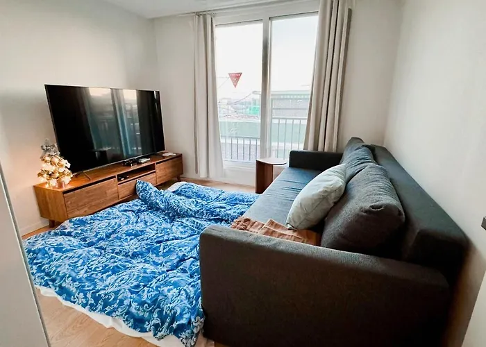 Newly Built, Quiet 2br, 10min Walk To Stn *