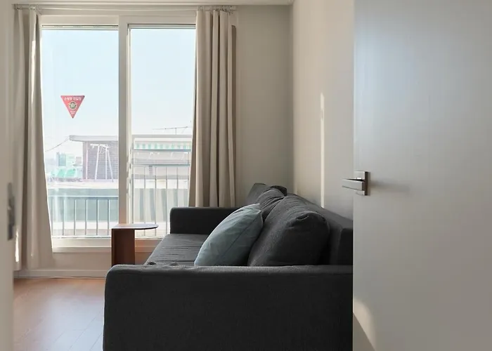 Newly Built, Quiet 2br, 10min Walk To Stn Appartement
