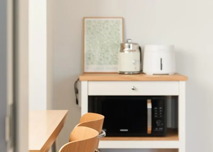Newly Built, Quiet 2br, 10min Walk To Stn Appartement *
