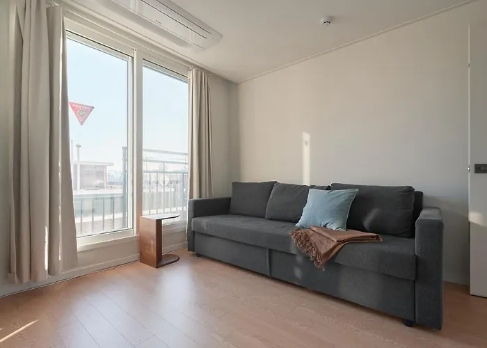 Newly Built, Quiet 2br, 10min Walk To Stn Appartement